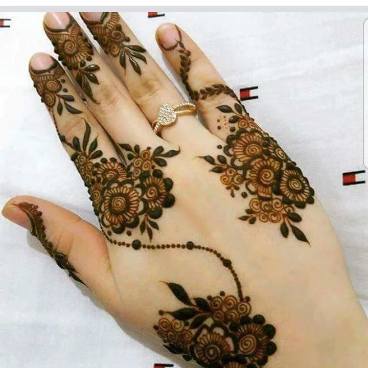 Floral henna design on the back of the hand — henna by Zoma Beauty