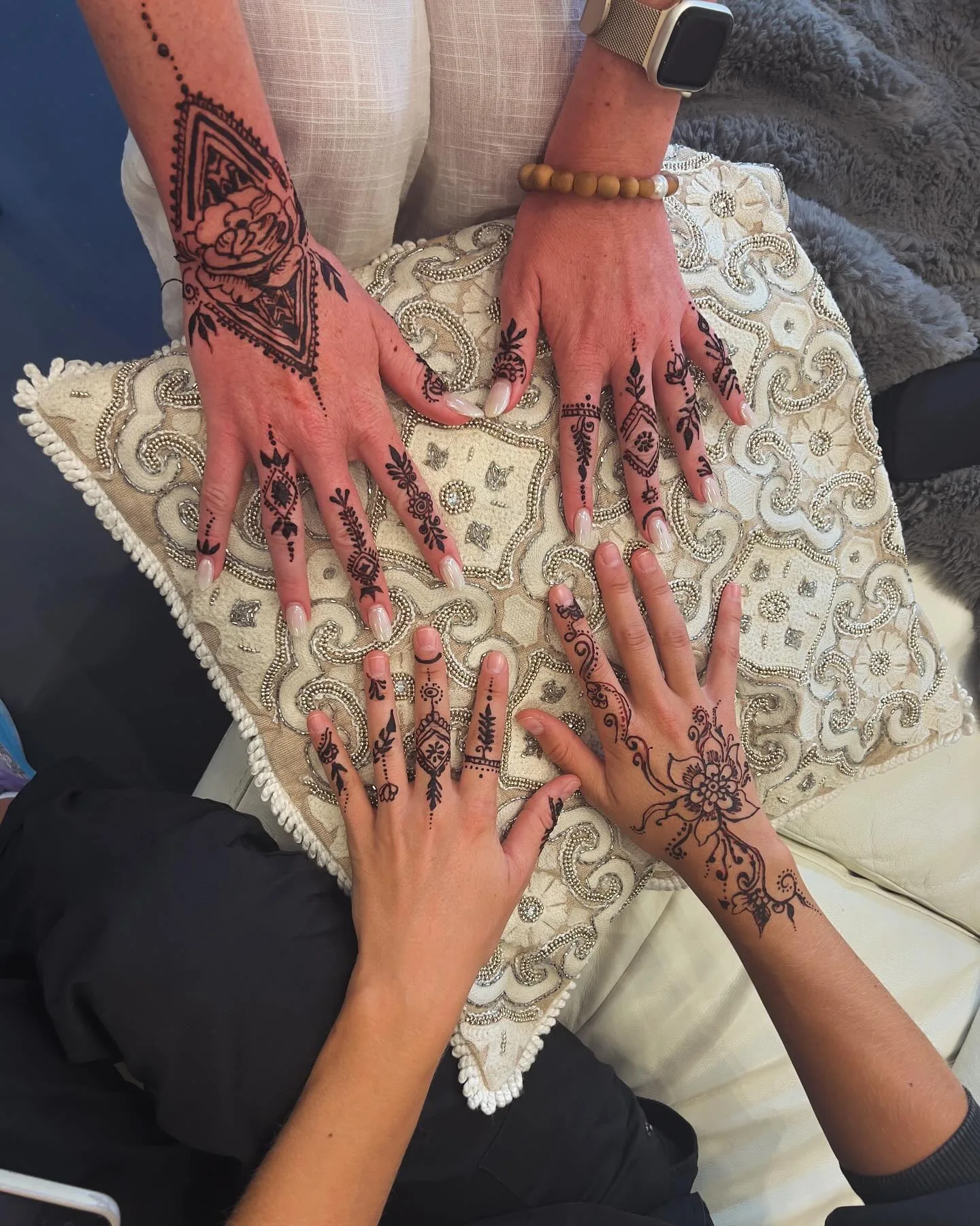 Fresh henna designs on four hands — henna by Zoma Beauty